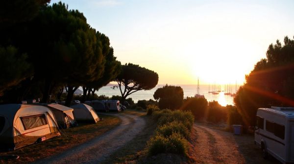 Top choix d'hébergements pour un séjour inoub liable en camping dans le Var